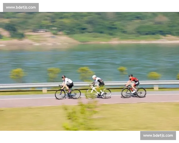 环城自行车锦标赛激战正酣本土新星勇夺冠军引爆夏日全民骑行热潮 - 副本 - 副本